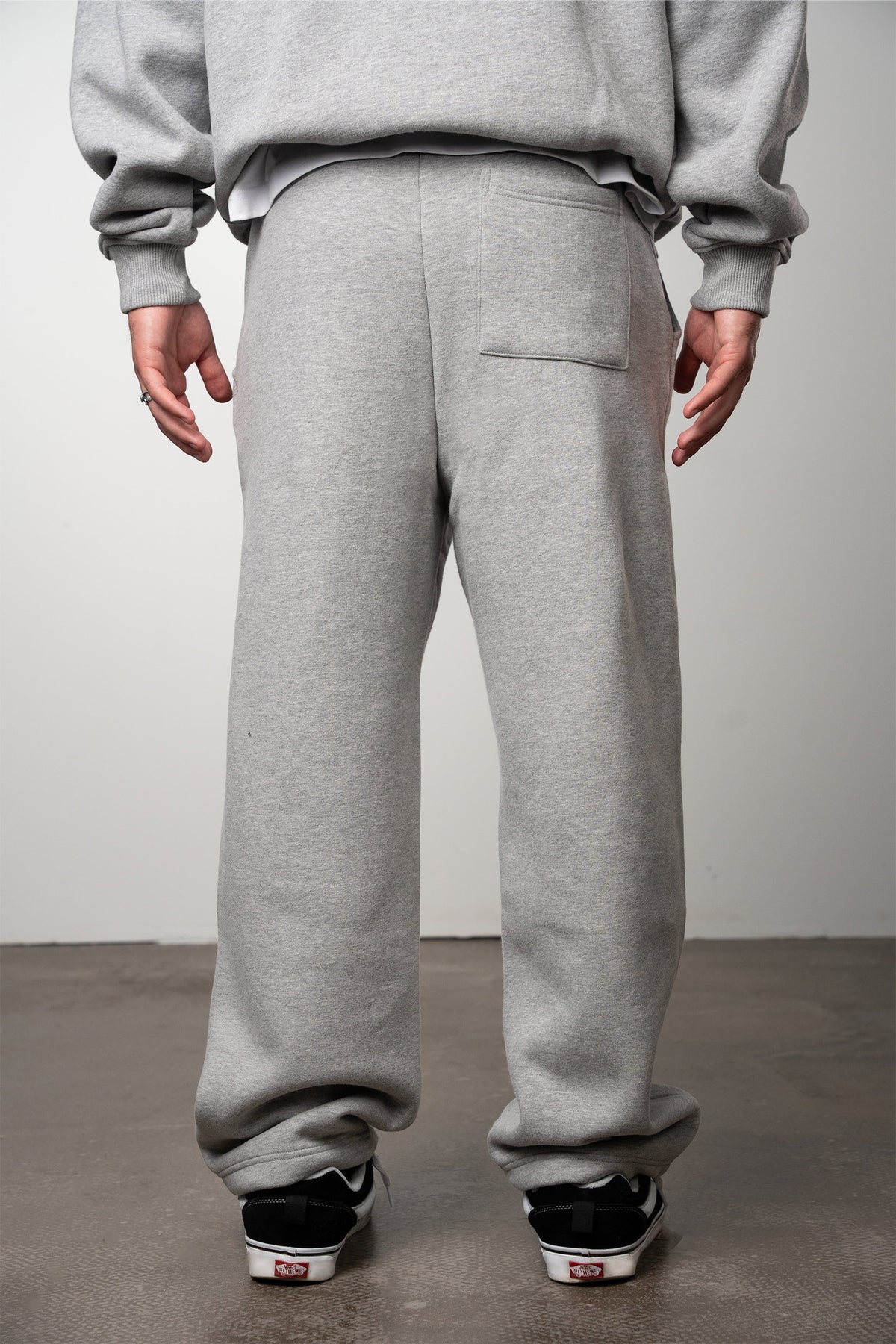 v1 SWEATPANTS | M
