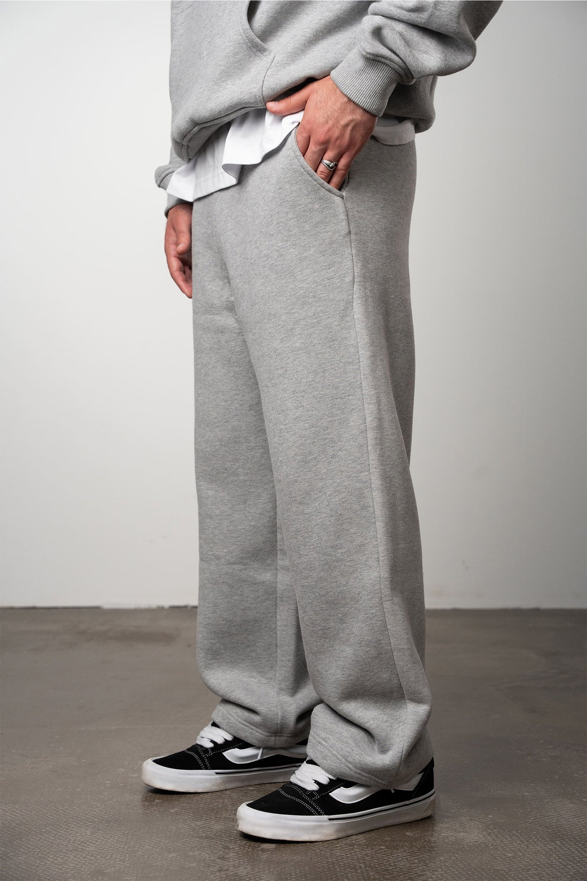 v1 SWEATPANTS | M