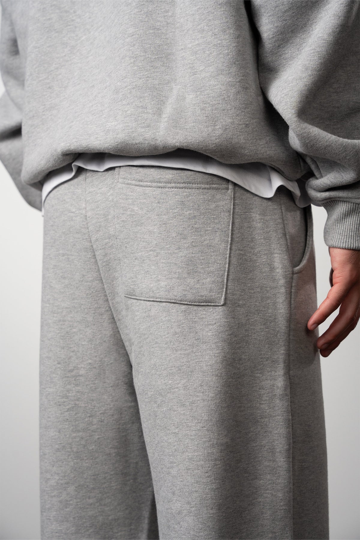 v1 SWEATPANTS | M